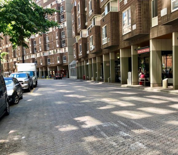 Hey, RIOC! Who's minding the store, street striping and painting redux? Where once a double yellow line marked the traffic pattern through the Main Street canyon, there's only bare bricks.